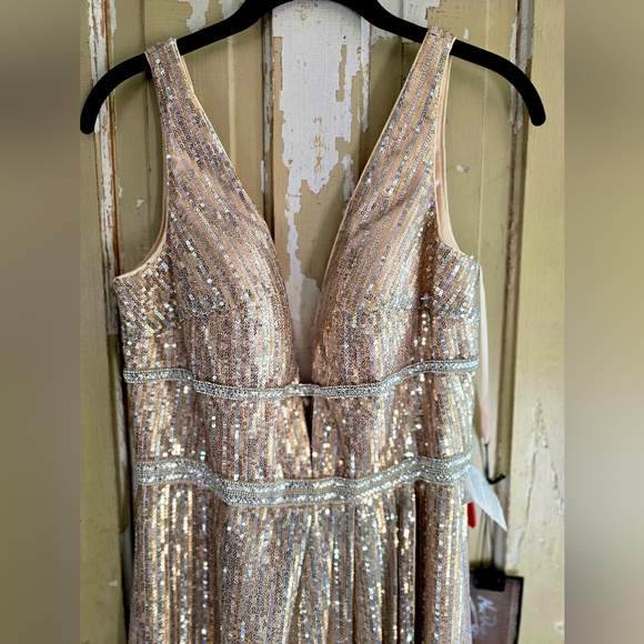 Mac Duggal - Metallic Sequined Plunge Neck Gown - Nude - Silver Size 8 - Picture 3 of 7